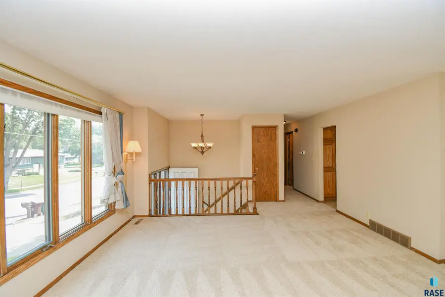 2605 W 33 St, Sioux Falls, SD 57105 - #2