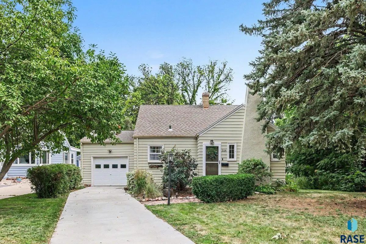 2116 W 21st St, Sioux Falls, SD 57105 - #1