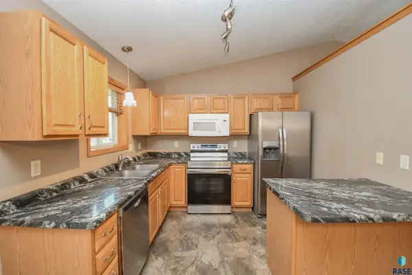 6115 S Aaron Ave, Sioux Falls, SD 57106