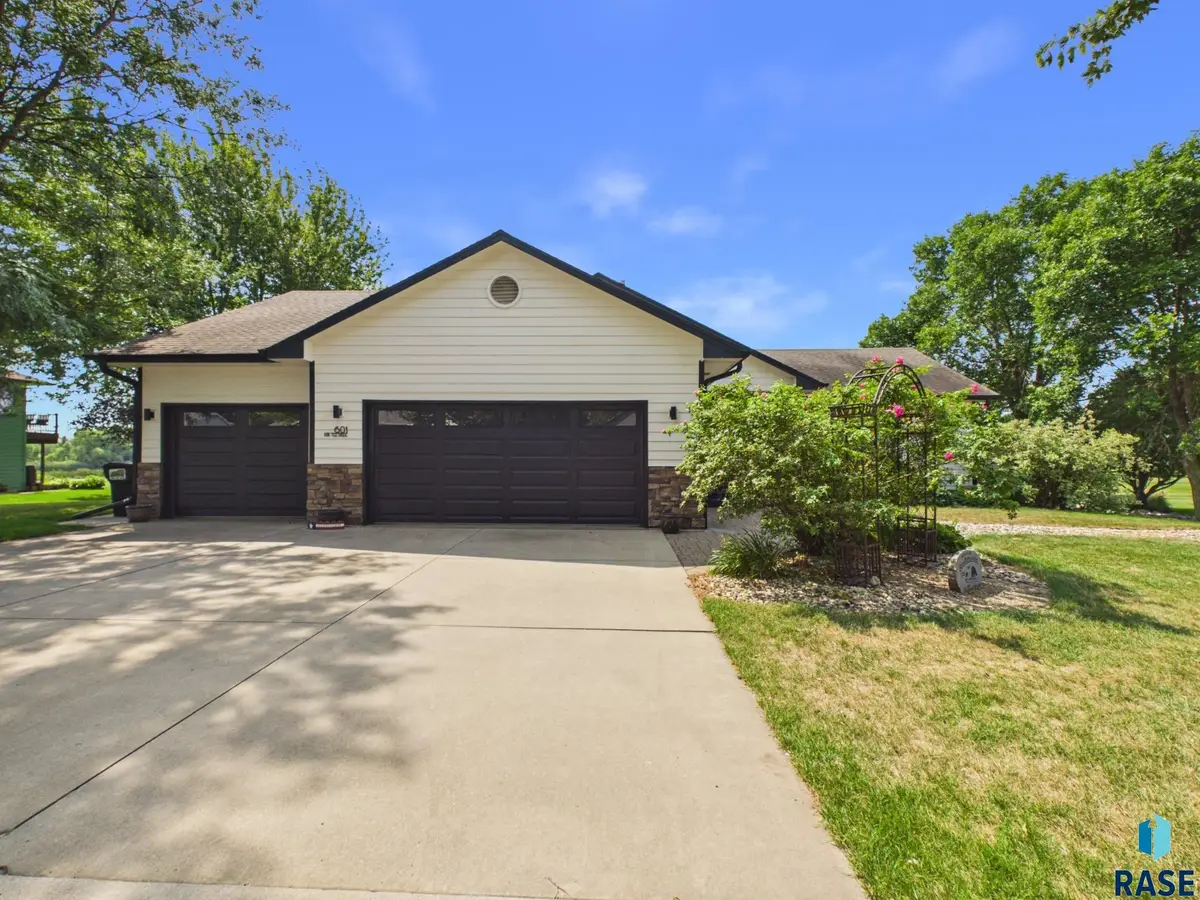 601 Par Tee Dr, Hartford, SD 57033 - #1