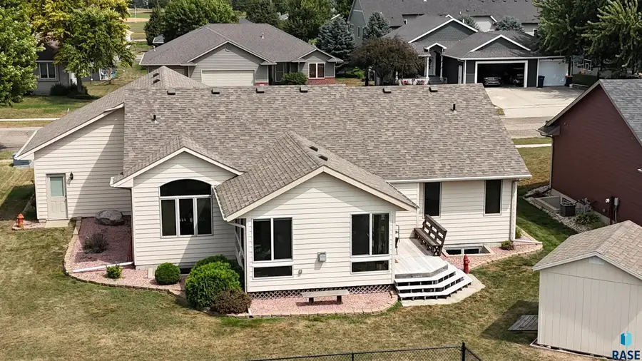809 E Leslie Dr, Garretson, SD 57030 - #3