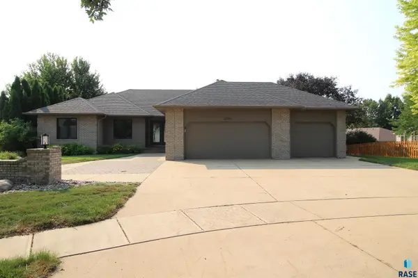 2705 E Thomas Cir, Sioux Falls, SD 57103
