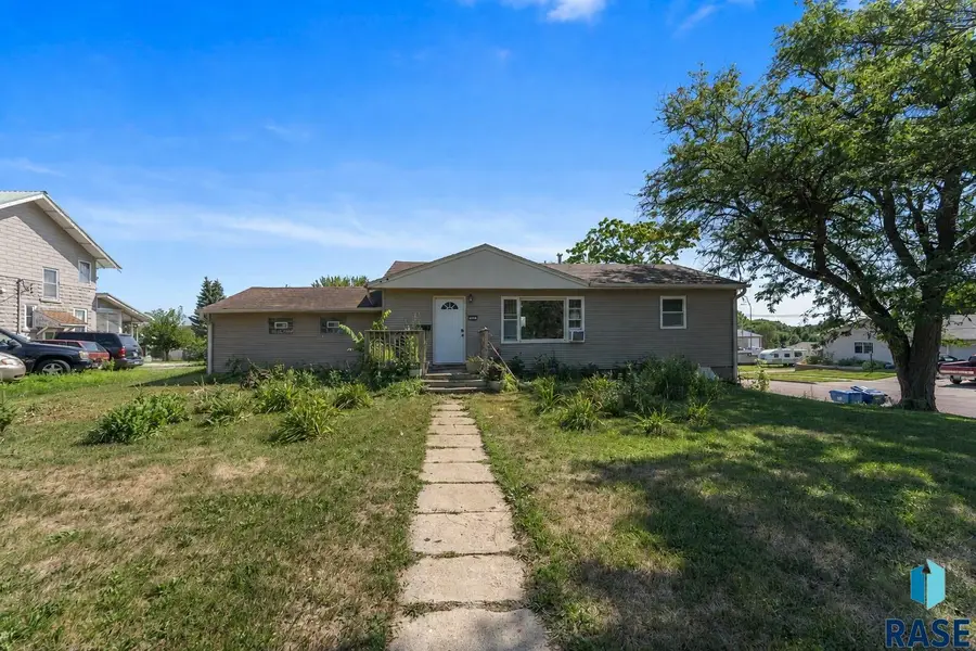 901 E 4th St, Canton, SD 57013 - #2