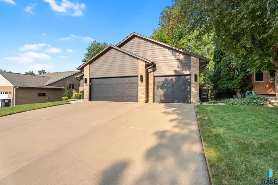 5213 E Fernwood Dr, Sioux Falls, SD 57110 - #2