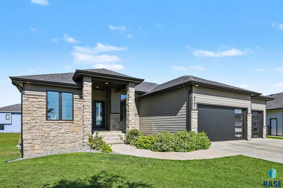 6701 E Spitfire Cir, Sioux Falls, SD 57110 - #2