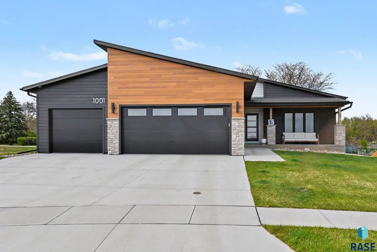1001 S Moonlight Cir, Brandon, SD 57005 - #1