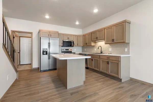 2402 E Jetty Pl, Sioux Falls, SD 57108
