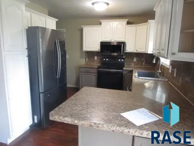 400 Ruth St, Yankton, SD 57078 - #3