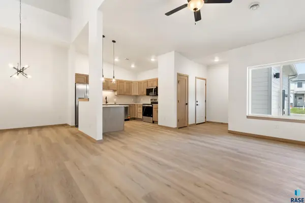 2403 E Jetty Pl, Sioux Falls, SD 57108