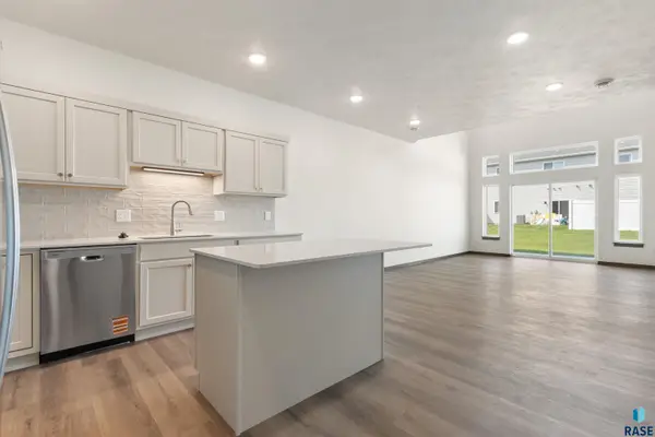 2406 E Jetty Pl, Sioux Falls, SD 57108