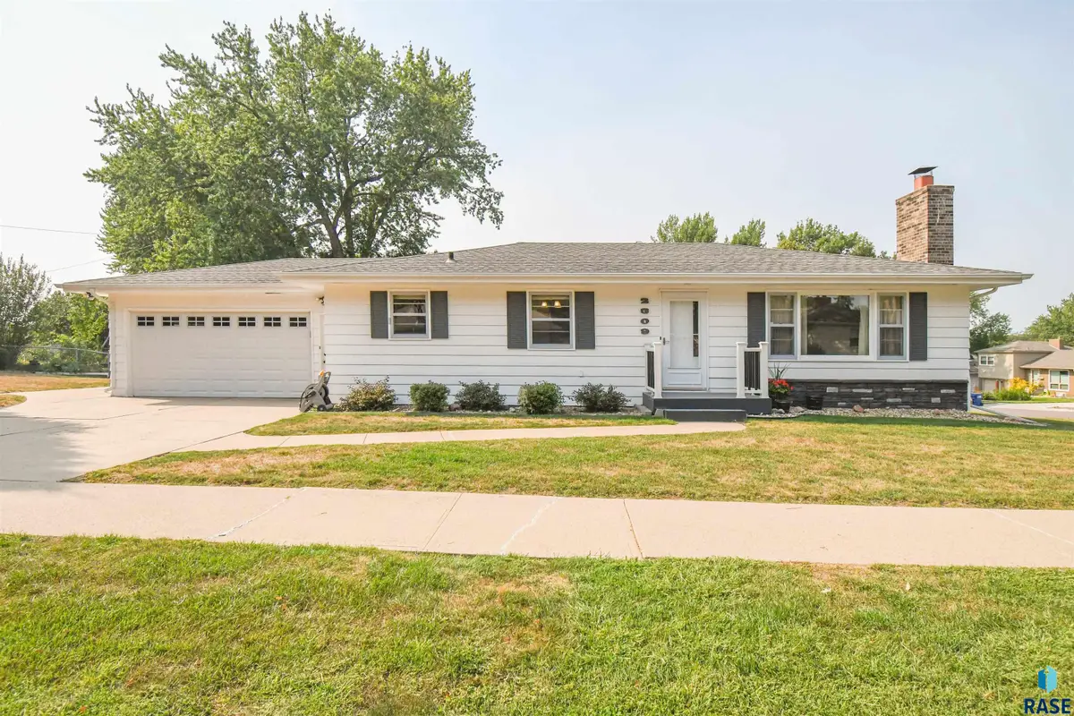 2309 W Oak St, Sioux Falls, SD 57105 - #1
