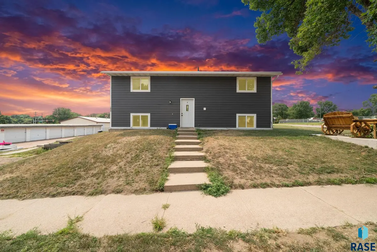 1409 N Blauvelt Ave, Sioux Falls, SD 57103 - #1