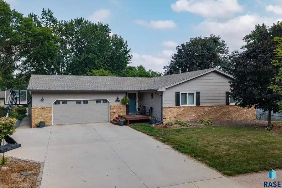 2212 S Valley View Rd, Sioux Falls, SD 57106 - #2