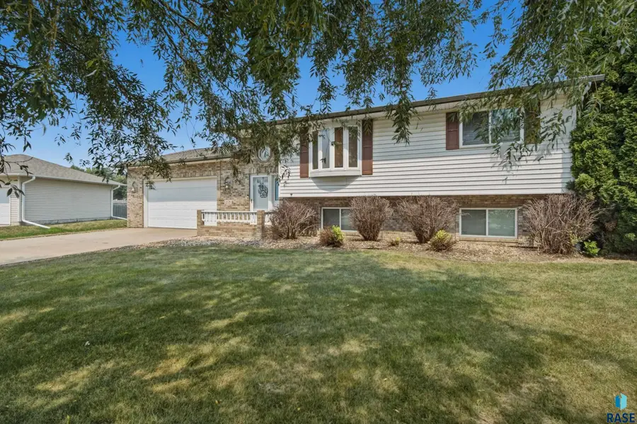 208 Jeanne Cir, Hartford, SD 57033 - #2