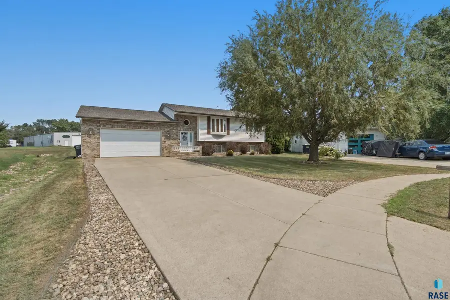 208 Jeanne Cir, Hartford, SD 57033 - #3