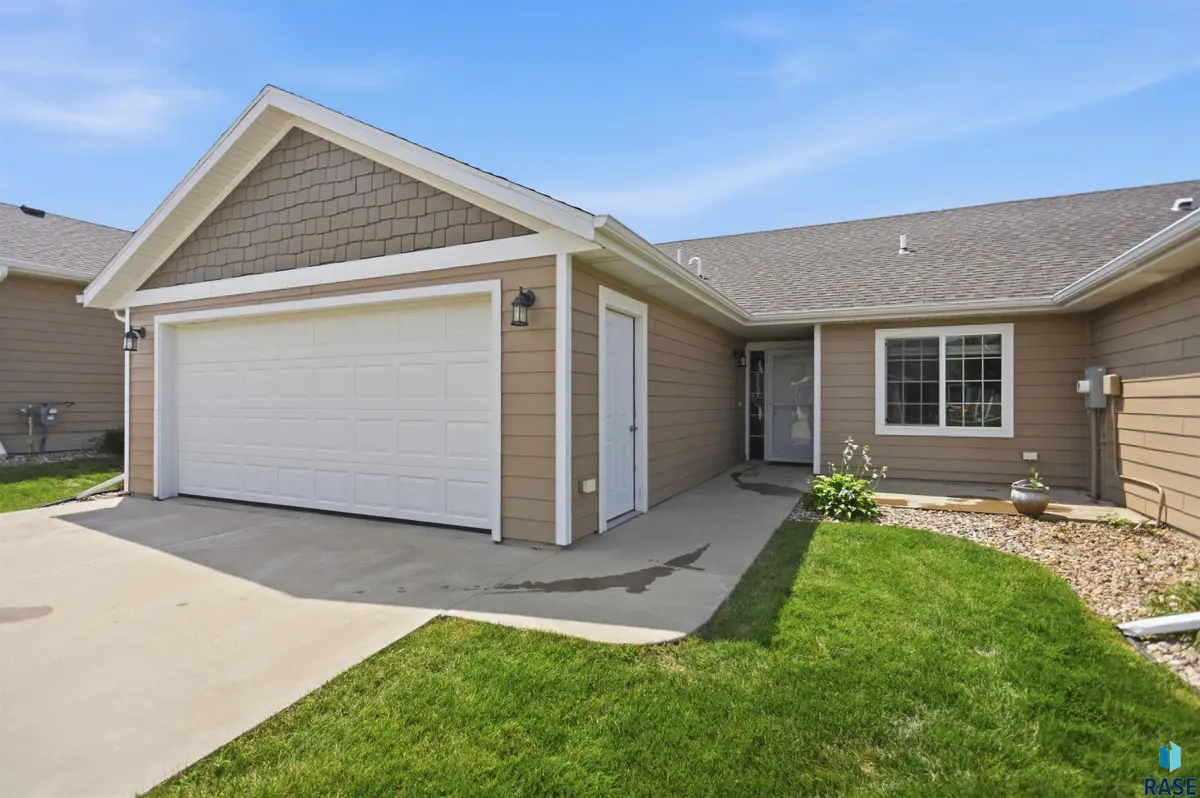 6033 W Bloomfield Pl, Sioux Falls, SD 57107 - #1