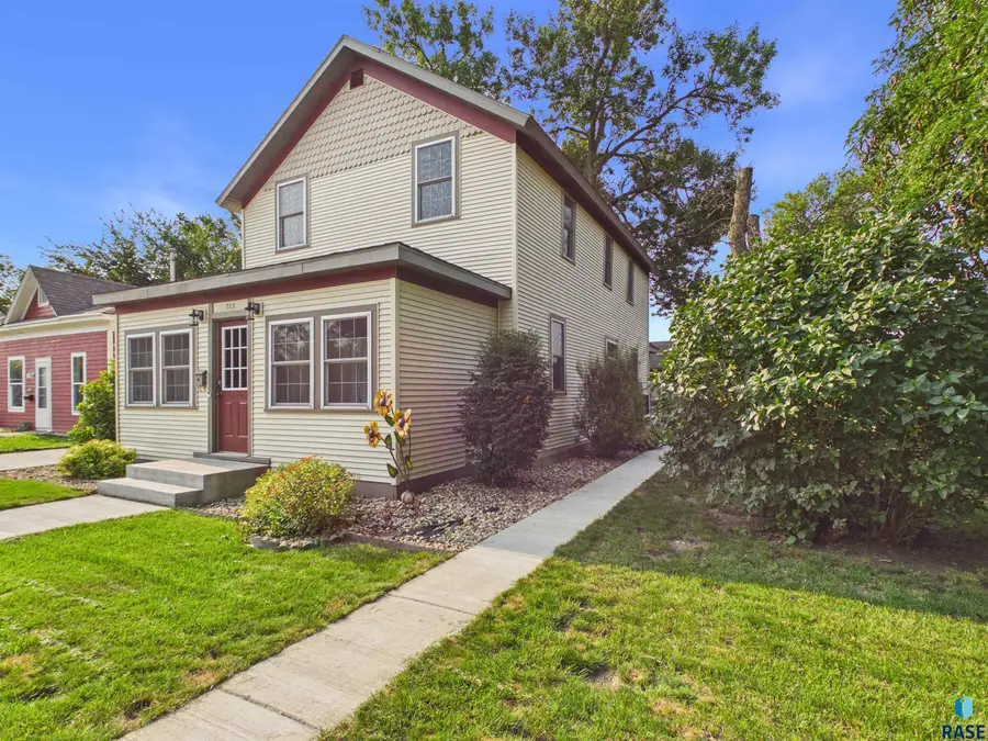 513 SE 1st St, Madison, SD 57042 - #2