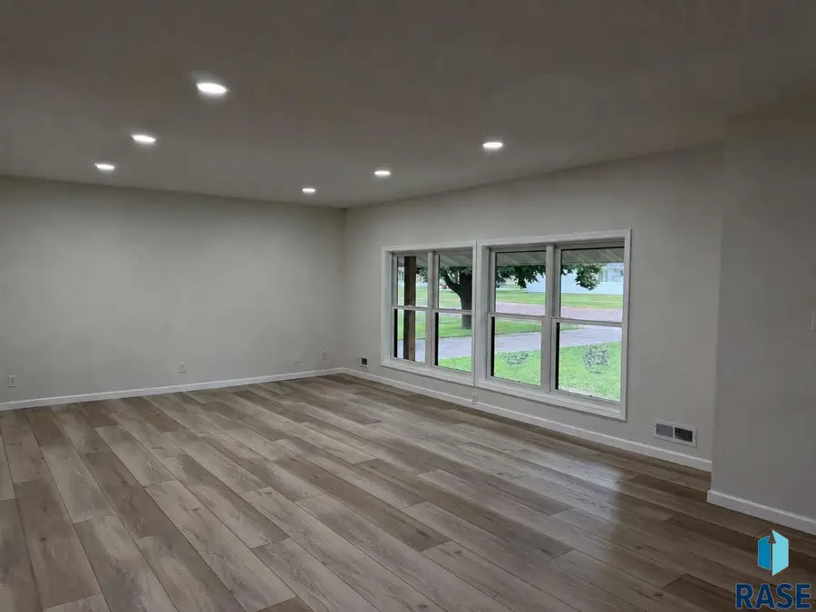 708 S Relanto St, Freeman, SD 57029 - #3