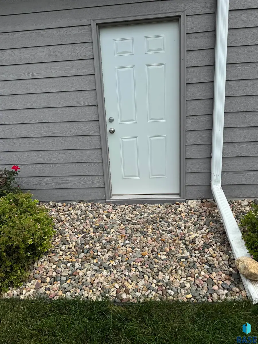 1013 N Danielle Dr, Sioux Falls, SD 57103 - #2