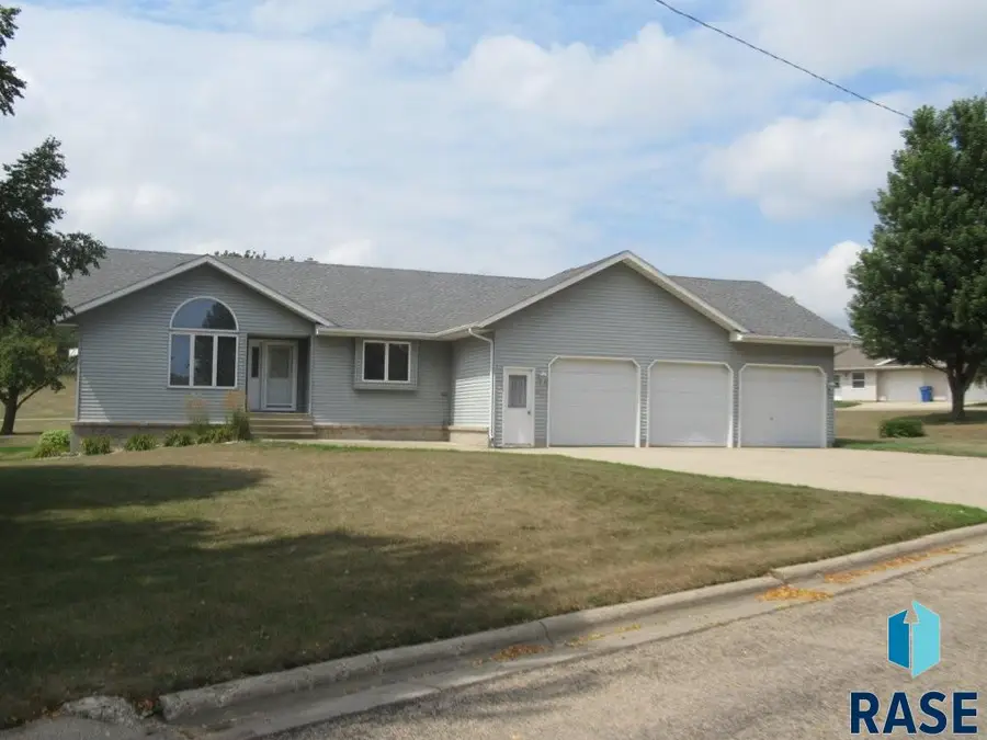 241 6th St, Chandler, MN 56172 - #2