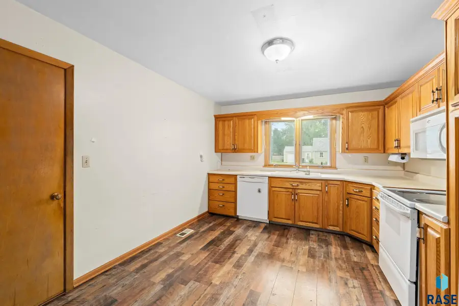300 E 2nd St, Marion, SD 57043 - #3