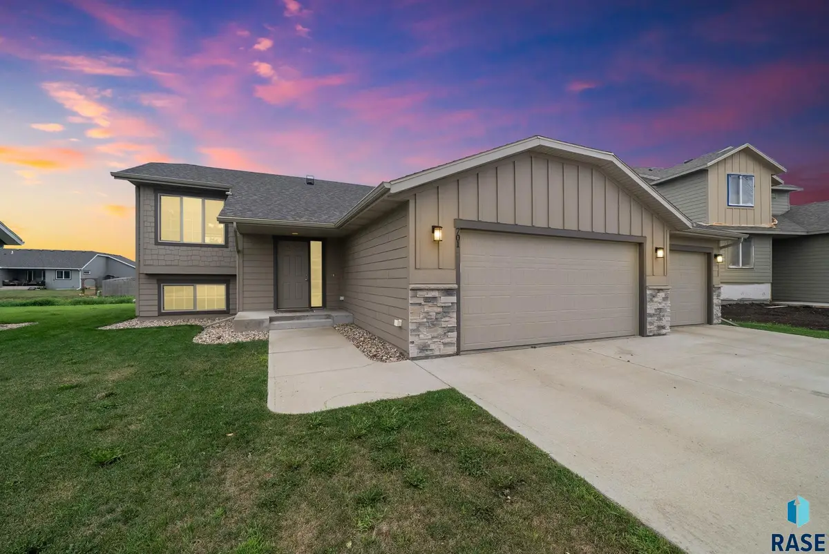 701 Creekside Trl, Harrisburg, SD 57032 - #1