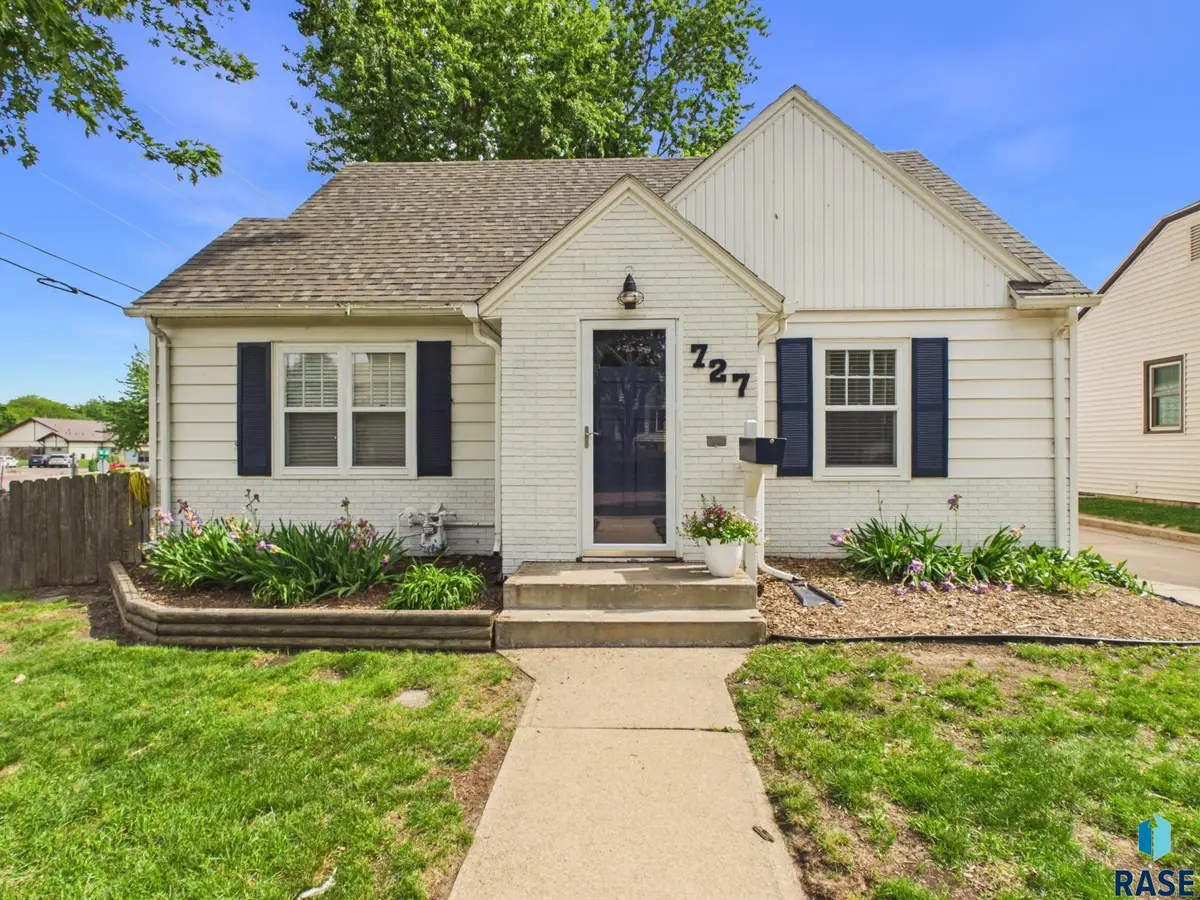 727 E Wiswall Pl, Sioux Falls, SD 57105 - #1