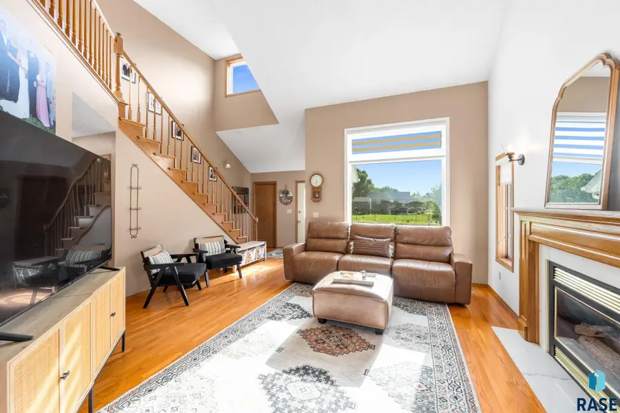 2200 S Crown Hill Dr, Sioux Falls, SD 57106 - #2
