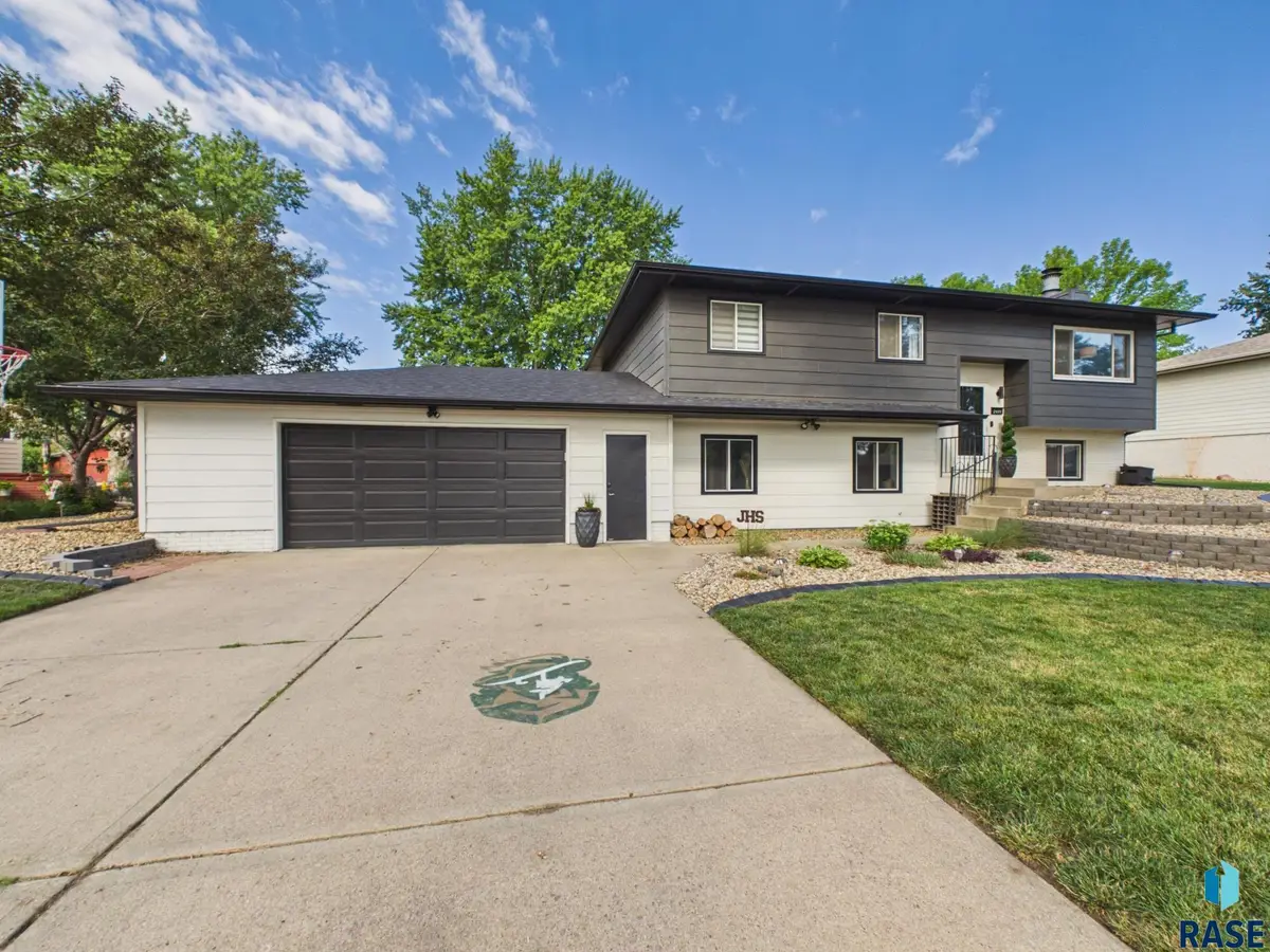 2409 S Wellington Ave, Sioux Falls, SD 57106 - #1