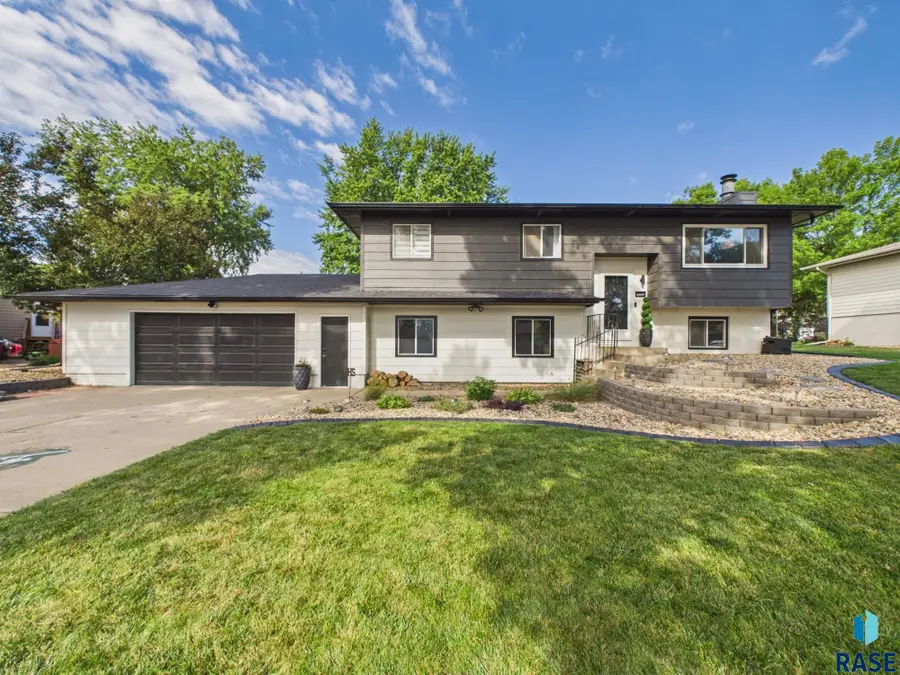 2409 S Wellington Ave, Sioux Falls, SD 57106 - #2