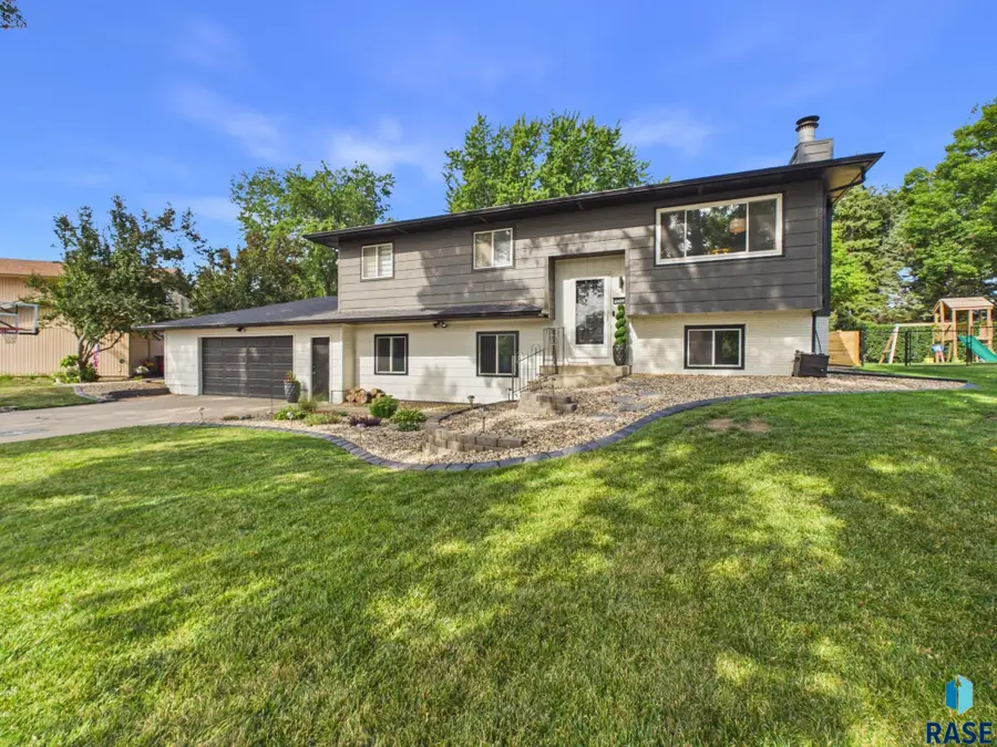 2409 S Wellington Ave, Sioux Falls, SD 57106 - #3