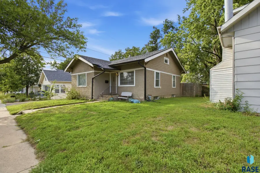 1406 W 9th St, Sioux Falls, SD 57104 - #2