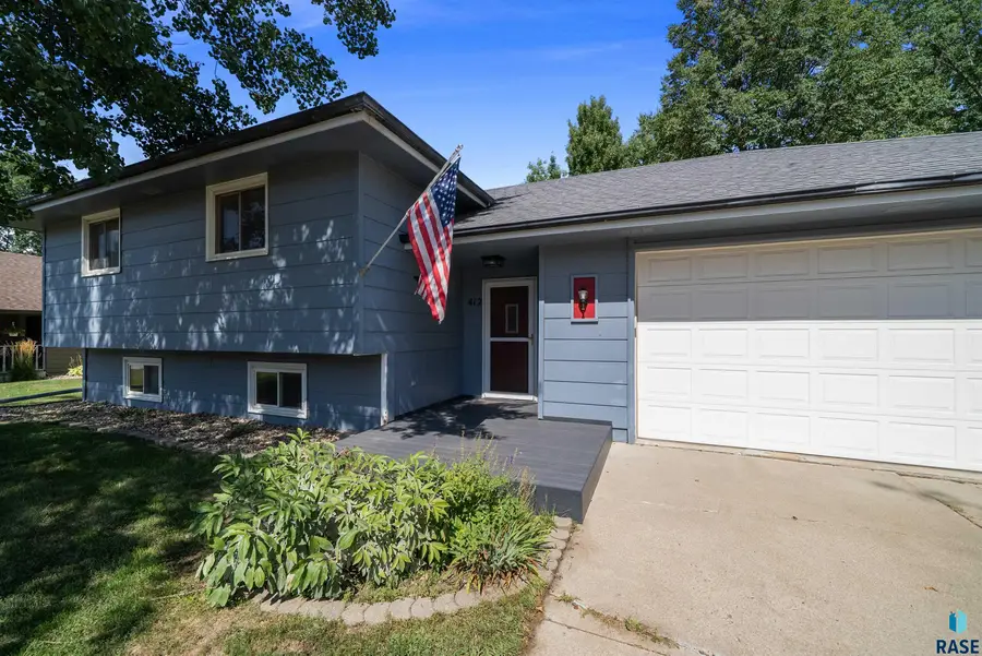 412 N Needles Dr, Brandon, SD 57005 - #2