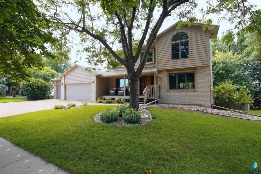 1017 E 63rd St, Sioux Falls, SD 57108 - #2