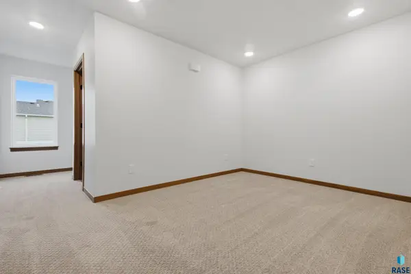 2804 S Broek Dr, Sioux Falls, SD 57106