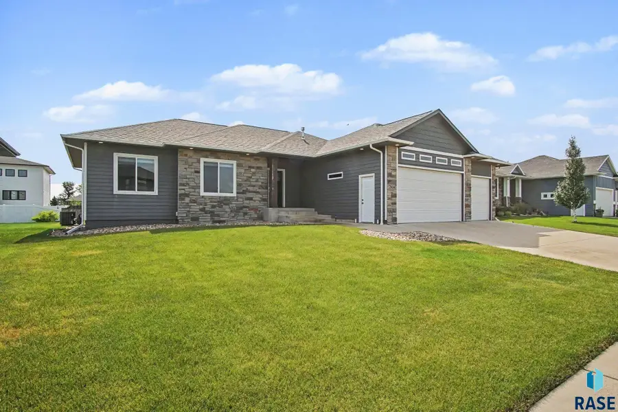7904 S Pinewood Ave, Sioux Falls, SD 57108 - #2