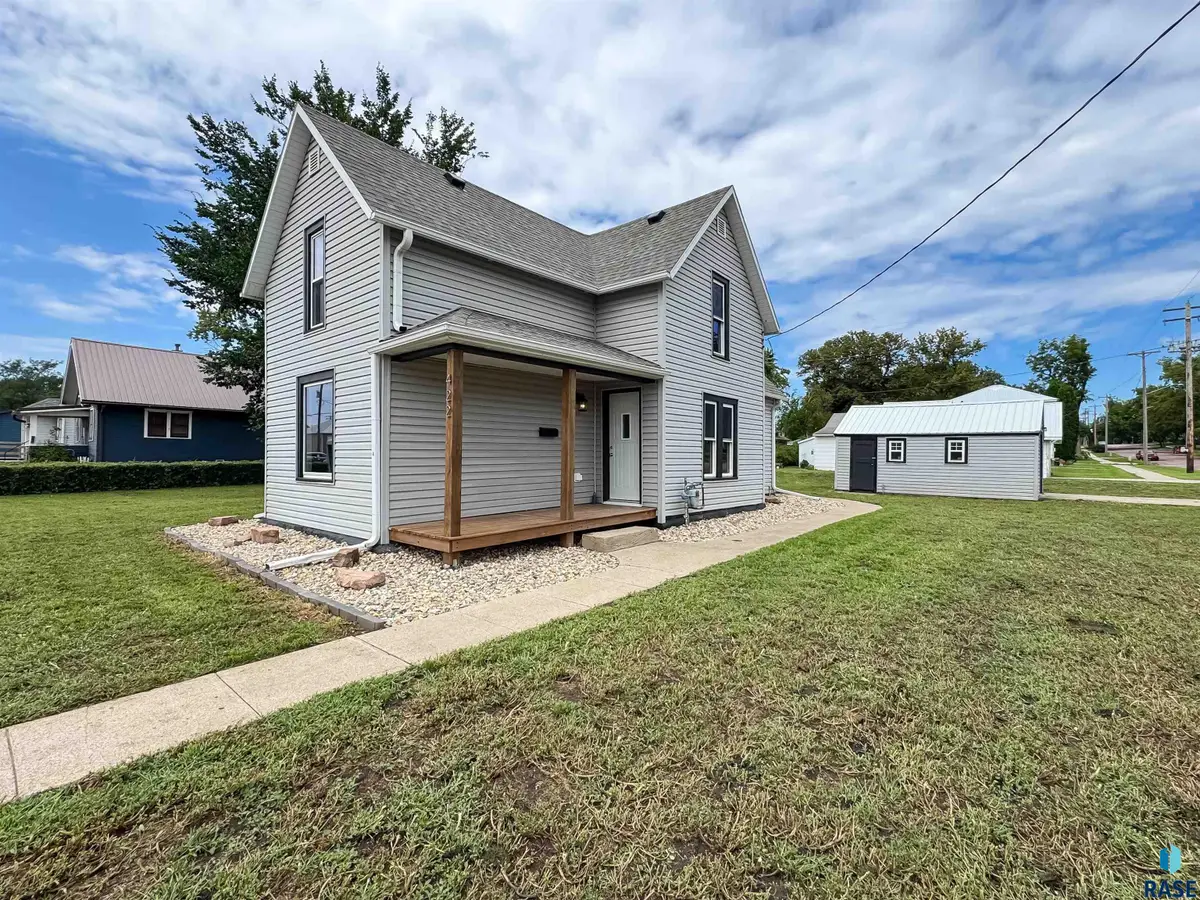 422 E 4th St, Canton, SD 57013 - #1