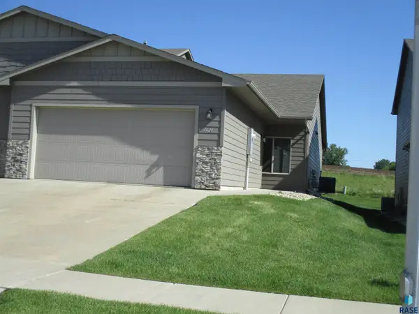 7426 E 45 St, Sioux Falls, SD 57110