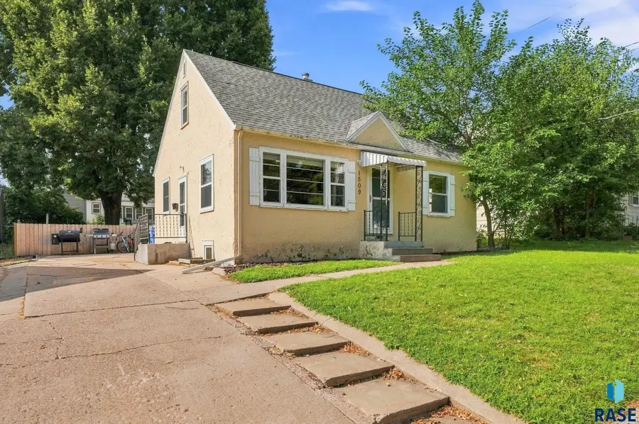 1509 E 25th St, Sioux Falls, SD 57105 - #2