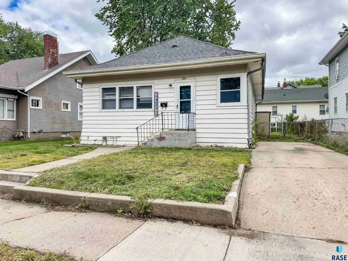 821 W 15th St, Sioux Falls, SD 57104 - #1