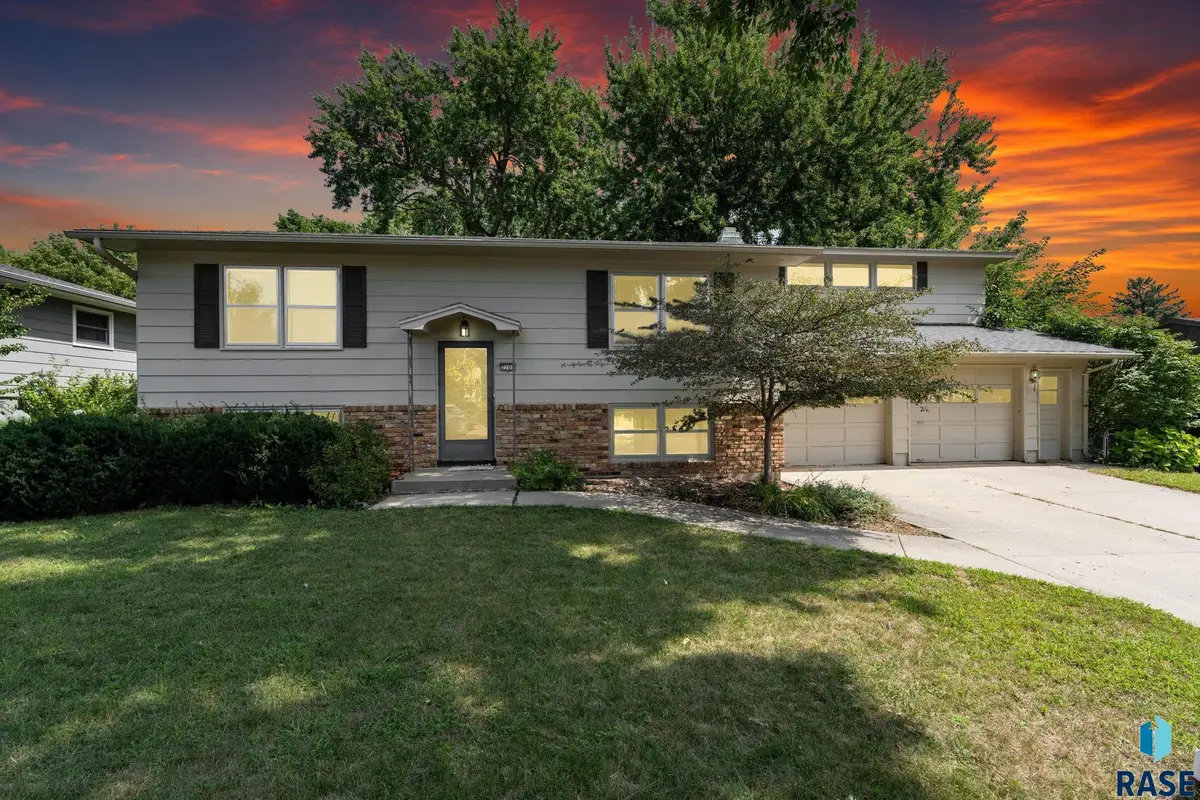 2708 S Garfield Ave, Sioux Falls, SD 57105 - #1