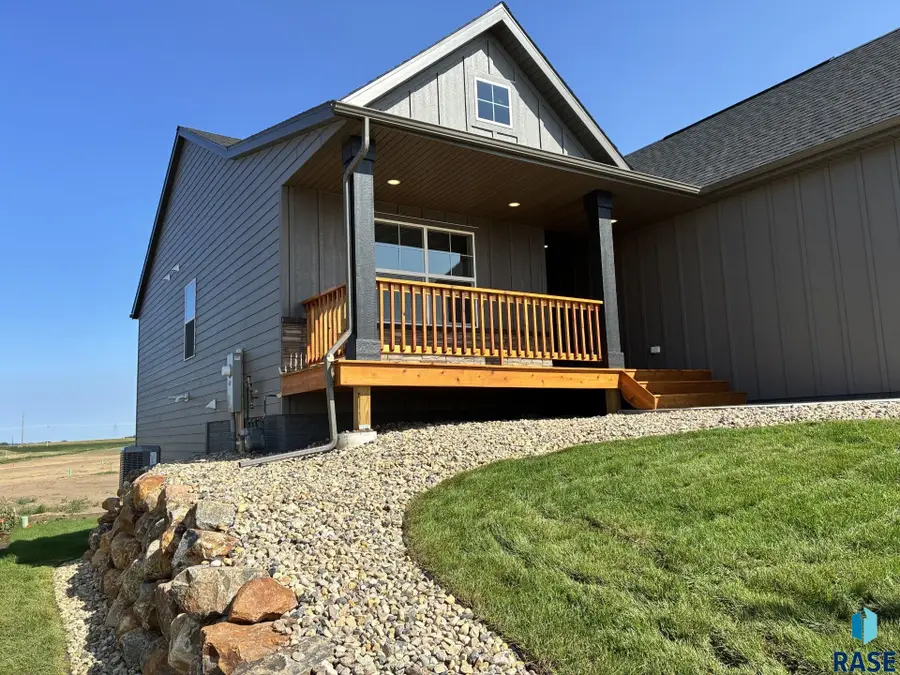 2608 S Copper Creek Ave, Sioux Falls, SD 57110 - #2