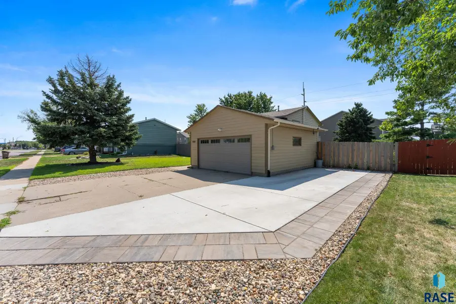 5519 W Dardanella Rd, Sioux Falls, SD 57106 - #2