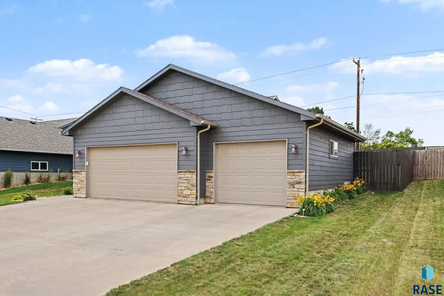 3912 S Pisidian Ave, Sioux Falls, SD 57110 - #3
