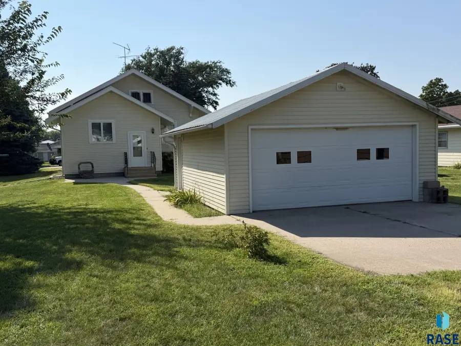 306 S High St, Menno, SD 57045 - #3