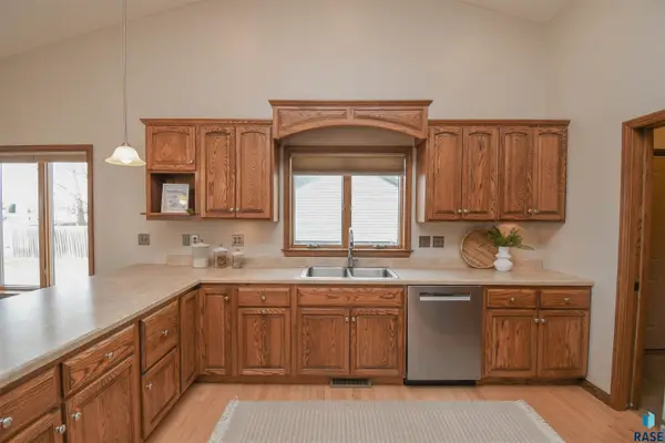 601 Emmett Trl, Harrisburg, SD 57032