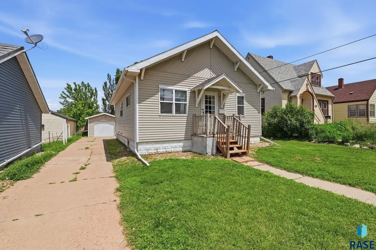 1402 E 9th St, Sioux Falls, SD 57103 - #1