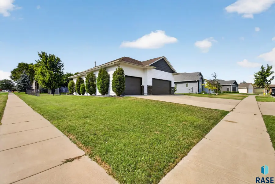 4900 E Mangrove St, Sioux Falls, SD 57110 - #2