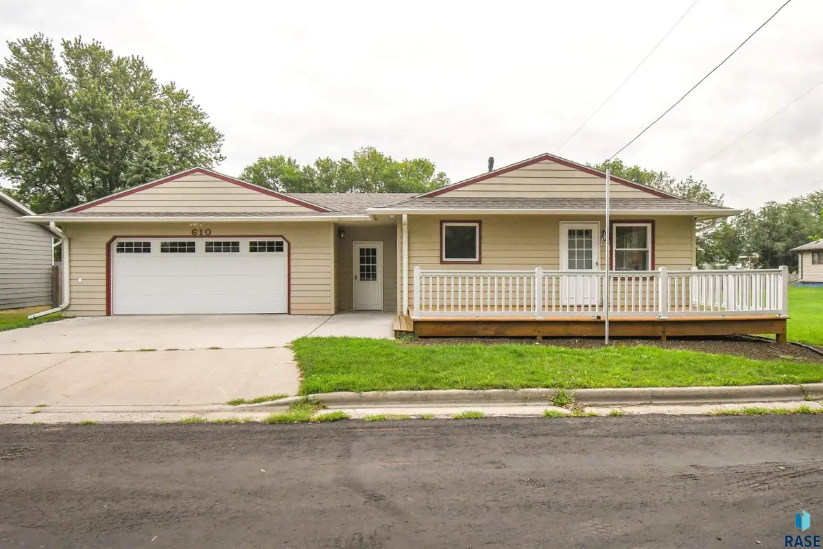 610 S Academy St, Lennox, SD 57039 - #1