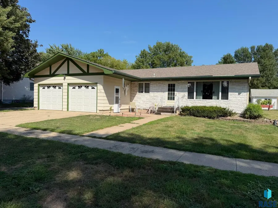 618 S Cherry St, Freeman, SD 57029 - #2